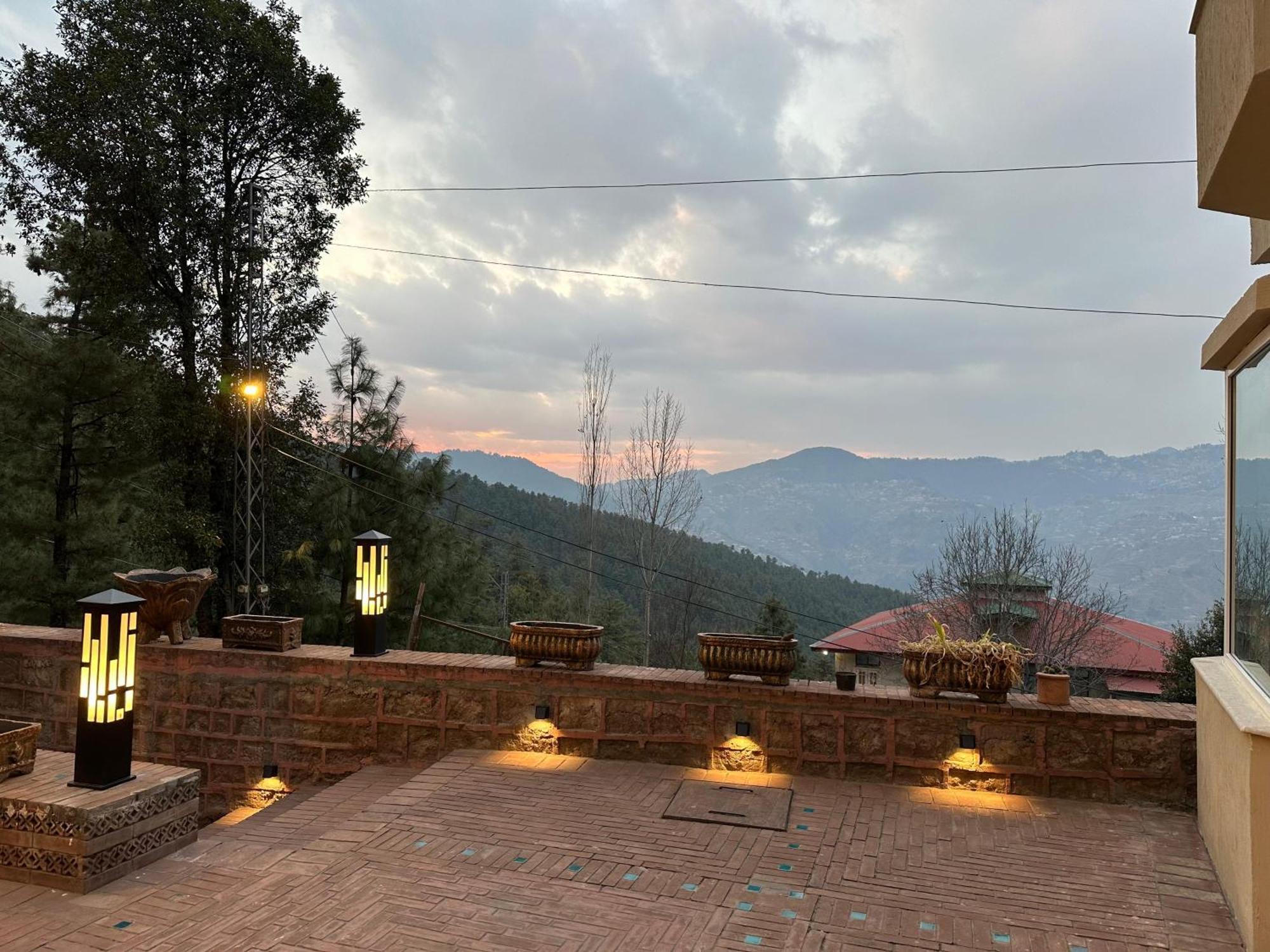 Sarah'S Lodge Murree Esterno foto